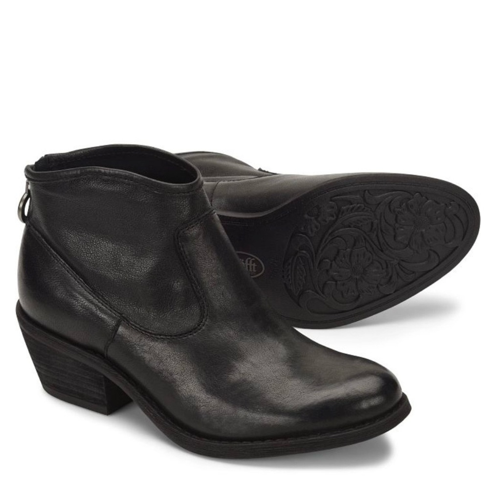 Sofft Aisley leather ankle boots in black size 8